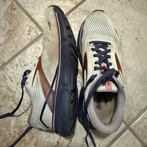 Brooks womens Running Shoes